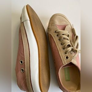 🎁📦Lightly used sneakers. Sz 38 all upper leather suede.